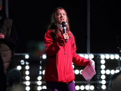 A ativista ambiental sueca Greta Thunbergdiscursa no palco da manifestação em Glasgow, Escócia, nesta sexta-feira, 5 de novembro de 2021.