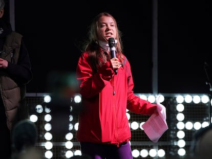 La activista climática sueca Greta Thunberg habla en el escenario de la manifestación en Glasgow, Escocia, el viernes 5 de noviembre de 2021.