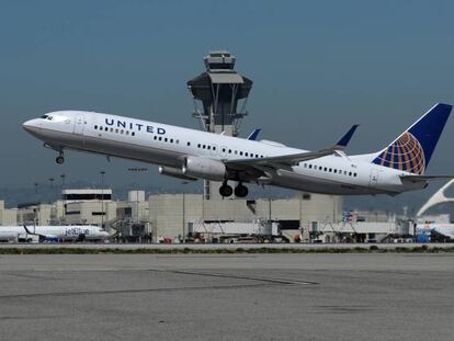 Un avión de la ocmpañía United despegando