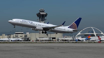 Un avión de la ocmpañía United despegando