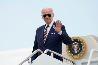 Biden saluda este martes desde la escalerilla del 'Air Force One' en la base aérea de Andrews antes de partir hacia Kiawah Island (Carolina del Sur) para pasar unos días de vacaciones.