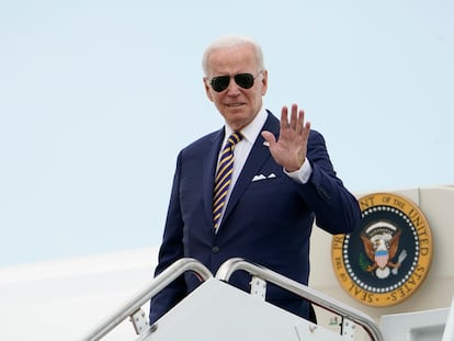 Biden saluda este martes desde la escalerilla del 'Air Force One' en la base aérea de Andrews antes de partir hacia Kiawah Island (Carolina del Sur) para pasar unos días de vacaciones.