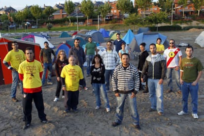 Varios de los cooperativistas que han acampado en Moraleja de Enmedio.