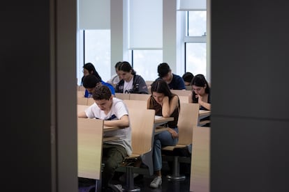 Unos alumnos durante los exámenes de selectividad, en la facultad de Derecho de Derecho de la Universidad de Barcelona, el día 4 de junio.