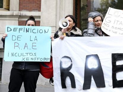 Integrants de l'Asociación Gitanas Feministas por la Diversidad concentrades davant de la seu de la Reial Acadèmia Espanyola per protestar contra la definició que es fa de 'gitano'.