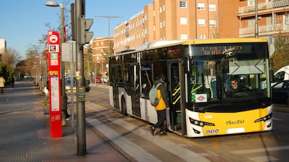 Un hombre se sube a un autobs de la lnea sustitutiva de metro en Barrio del Puerto.