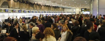 Colas de pasajeros ante los mostradores de Barajas tras la cancelación de vuelos por el conflicto con los controladores.