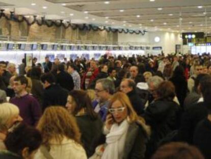 Colas de pasajeros ante los mostradores de Barajas tras la cancelación de vuelos por el conflicto con los controladores.