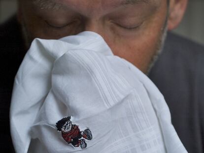 Un hombre con síntomas de gripe o resfriado.