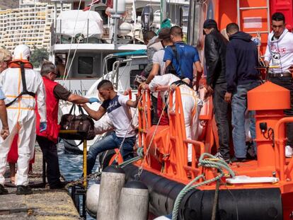 Varios migrantes desembarcan tras ser rescatados en aguas de Gran Canaria.