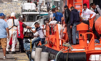 Varios migrantes desembarcan tras ser rescatados en aguas de Gran Canaria.
