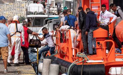 Los servicios de emergencias desembarcan a varios migrantes que viajaban en patera este lunes al suroeste de Gran Canaria.