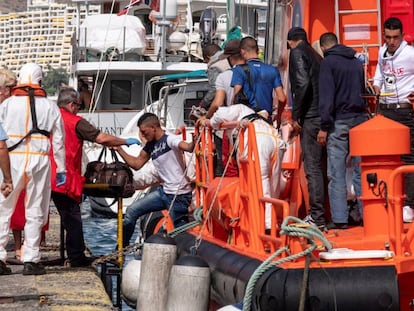Los servicios de emergencias desembarcan a varios migrantes que viajaban en patera este lunes al suroeste de Gran Canaria.