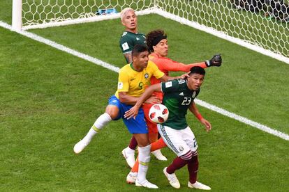 O goleiro de México, Guillermo Ochoa, afasta a bola lançada por Casemiro.