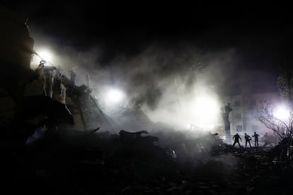 Personal de rescate trabajan entres los escombros de un edificio tras un bombardeo ruso sobre Kiev, este jueves.