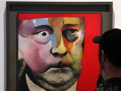 Un hombre observa el Retrato de Hugh Gaitskell, de Hamilton.