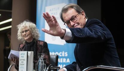 Artur Mas y la periodista Mònica Terribas, durante la presentación del libro.