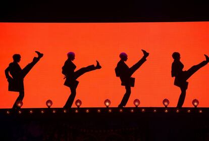 Bailarines actuando en el espectáculo 'Monty Python Live (Mostly)', estrenado ayer en Londres.