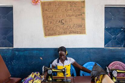 Una refugiada con su máquina de coser. Un ejemplo de terapia ocupacional para mujeres en el campo de refugiados de Minawao, en Camerún.