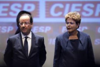 El presidente de Francia, François Hollande (i), y su homóloga brasileña, Dilma Rousseff (d), participan en el Foro Económico Franco-Brasileño realizado en la sede de la Federación de las Industrias del Estado de Sao Paulo (FIESP), en la ciudad de Sao Paulo (Brasil).