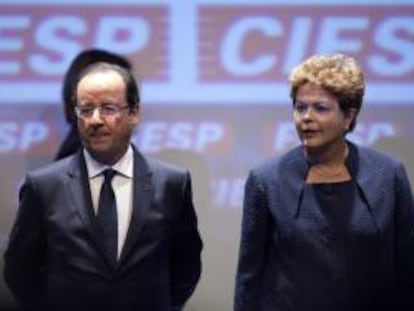 El presidente de Francia, François Hollande (i), y su homóloga brasileña, Dilma Rousseff (d), participan en el Foro Económico Franco-Brasileño realizado en la sede de la Federación de las Industrias del Estado de Sao Paulo (FIESP), en la ciudad de Sao Paulo (Brasil).