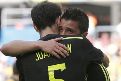 David Villa se abraza emocionado a Juanfran, autor del pase que le ha permitido marcar el 1-0 para Espa&ntilde;a. 