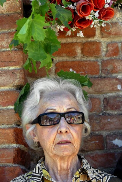 Carmen Cuesta en el aniversario de las Trece Rosas en 2006.