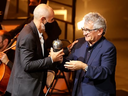 El director Alfredo Sanzol recibe de manos del escritor Bernardo Atxaga el premio a mejor espectáculo de teatro por la obra 'El bar que se tragó a todos los españoles'.