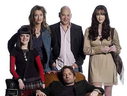 Protagonistas de <i>Californication.</i> Sentado, David Duchovny.
