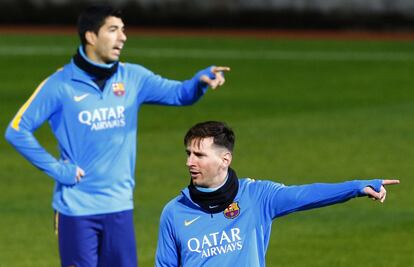 Lionel Messi y Luis Suárez en el entrenamiento del lunes en donde el Barcelona se juega la Copa Intercontinental. Eso que ahora llaman Mundialito de Clubes.