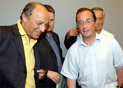 El ex primer ministro Laurent Fabius (izquierda), junto al líder del Partido Socialista, Francois Hollande, en 2002.