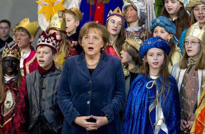 La canciller alemana Angela Merkel canta con un coro de escolares en la sede del Gobierno alemán en Berlín. No sabemos si Merkel ha aplicado este año algún tipo de impuesto al oro, el incienso o la mirra, pero hoy ha participado en "La acción de los Tres Reyes", que se centra en la difícil situación de la infancia en Nicaragua.