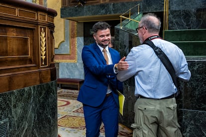 Gabriel Rufián saluda a un fotógrafo a su llegada al Congreso, este miércoles. 