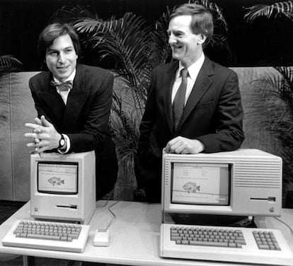 Lisa fue la gran apuesta de Apple a principios de los 80. No se reparó en gastos para crearla y coincidió con la salida a bolsa de Apple, que convirtió a decenas de empleados de la empresa en millonarios. Salió finalmente en 1983 como el primer ordenador personal con interfaz gráfica y ratón. Sin embargo, Lisa se vendió muy mal debido, principalmente, a su elevado precio: 10.000 dólares. En la imagen, Steve Jobs y el entonces presidente de Apple John Sculley en un encuentro de ventas de 1984, en el que presentaron la nueva línea de ordenadores de mesa con Lisa 2.