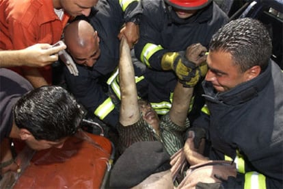 Los servicios de emergencia retiran el cadáver de Hawi del interior de su coche.