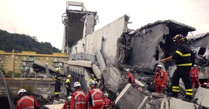 Trabajadores de la Cruz Roja de Italia, durante la búsqueda de desaparecidos entre los escombros del puente Morandi en Génova (Italia).