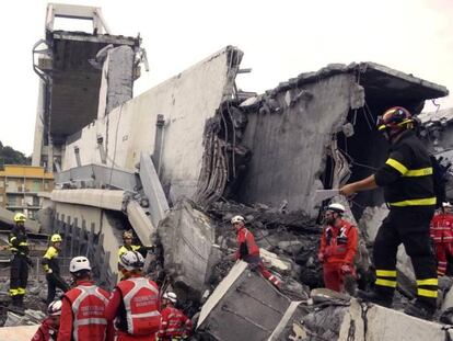 Trabajadores de la Cruz Roja de Italia, durante la búsqueda de desaparecidos entre los escombros del puente Morandi en Génova (Italia).