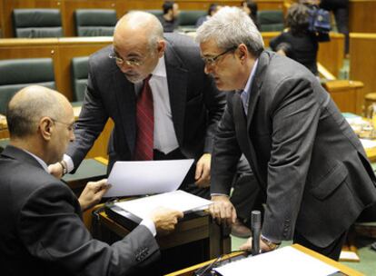 Ares (sentado) habla con el portavoz parlamentario socialista, José Antonio Pastor (centro), y con el peneuvista Mikel Martínez en un momento del pleno de ayer.