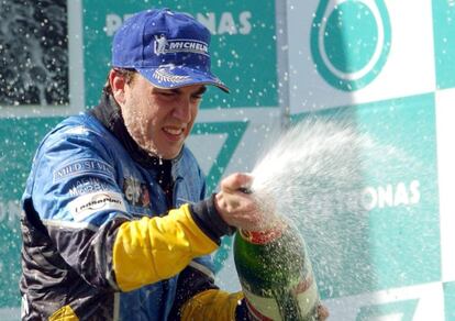El piloto asturiano celebra la primera posición en el Gran Premio de Sepang, el 23 de marzo de 2003.