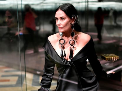 Demi Moore vestida pronta para entrar na passarela em que a Fendi apresentou sua coleção de alta costura em Paris em 27 de janeiro.