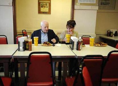 John McCain y Sarah Palin almuerzan en un restaurante de Kansas City el domingo.