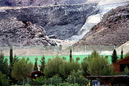 Ladera de la montaña de basura que se desprendió y sepultó a un trabajador en el vertedero entre Orihuela y Abanilla.