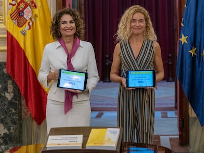 La ministra de Hacienda, María Jesús Montero (izquierda), hace entrega de los Presupuestos de 2023 a la presidenta de la Cámara Baja, Meritxell Batet, este jueves en el Congreso.