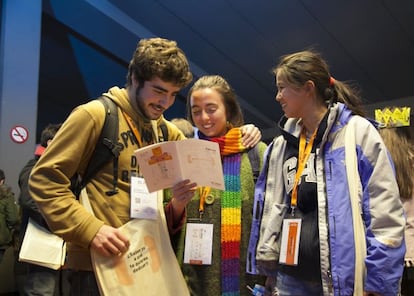 Tres asistentes a El País con tu futuro.