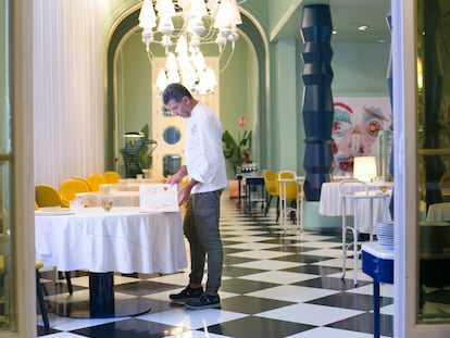 Paco Roncero, con su nuevo libro, en su restaurante del Casino de Madrid.