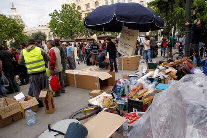 Decenas de personas junto a la improvisada acampada del movimiento 15-M en Valencia