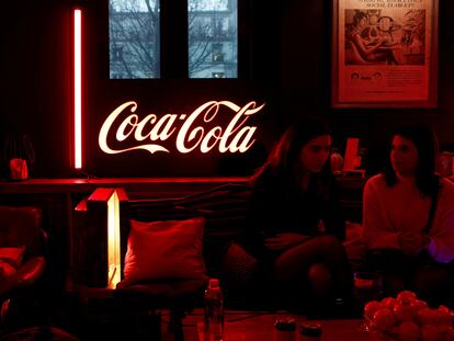 El logo de Coca-Cola en un bar, en una imagen de archivo.