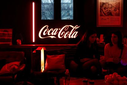 El logo de Coca-Cola en un bar, en una imagen de archivo.