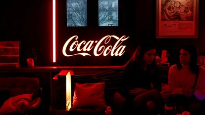 El logo de Coca-Cola en un bar, en una imagen de archivo.