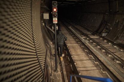 En els túnels del metro de Madrid.